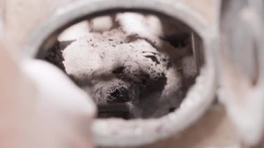 Fırından demir kürekle kül çıkarıyorum, yakın plan. Yüksek kalite 4k görüntü