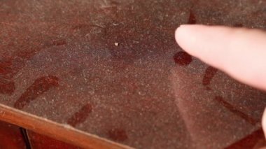 Bir parmağın yakın çekimi tozlu bir yüzey boyunca kayar. Yüksek kaliteli FullHD görüntüler