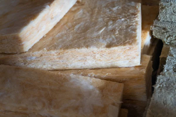 Sarı cam yünü yakın plan. Pürüzsüz kesik ve cam yünlü yalıtım malzemesinin doğru şekli