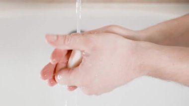 Beyaz sabunla kaplanmış ellerini ovuşturuyor. Yüksek kalite 4k görüntü