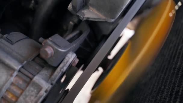 Chladící Ventilátor Žlutého Automobilového Motoru Otáčí Blízko Radiátoru Alternátorový Pás — Stock video