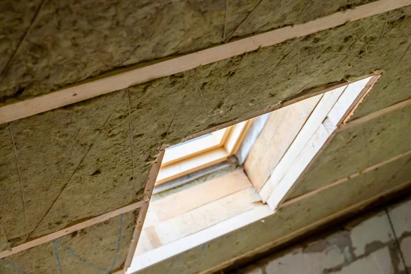 Egy Ablakot Építettek Tetőre Zöld Ásványgyapottal Szigetelve — Stock Fotó