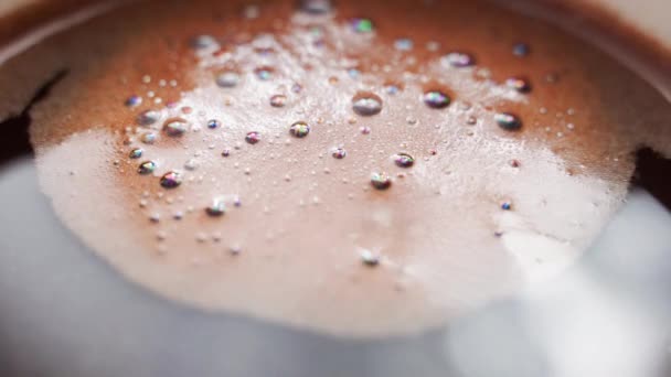 Frisch Zubereiteter Kaffee Mit Schaum Großaufnahme Wiegt Sich Wind Hochwertiges — Stockvideo