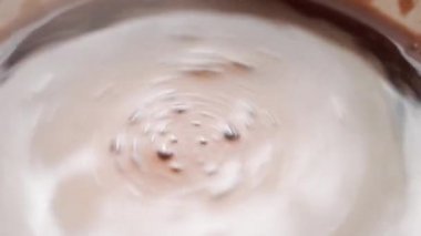Karıştırırken fırıl fırıl dönen taze demlenmiş kahve köpüğü. Yüksek kalite 4k görüntü