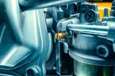 Gaz jeneratörünün karbüratöründe vida ayarlanıyor.