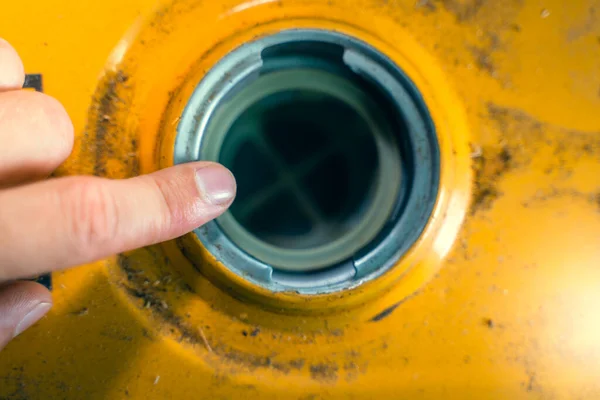 Finger Points Filler Neck Orange Gas Tank Gas Generator Close — Stockfoto