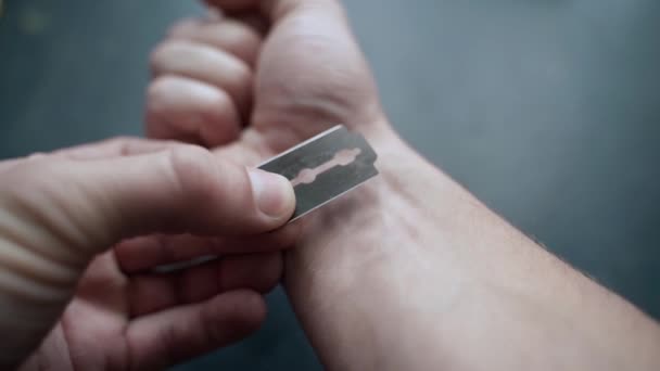 Hand Holds Blade Veins Close Close Fist Suicide Threat High — Stok video