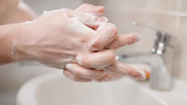 Grondige Langdurige Handen Wassen Met Een Zeepoplossing Close Tegen Achtergrond — Stockvideo