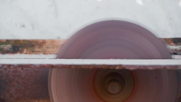 Círculo Enferrujado Uma Serra Circular Máquina Está Girando Close Imagens — Vídeo de Stock