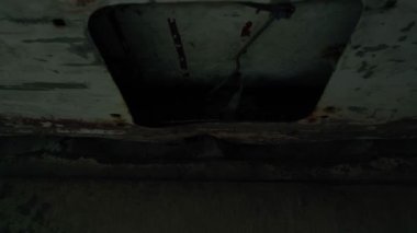 İçinde çekici barı olan eski bir kargo aracının arka kapısını açarken. Bagaj kapısını açıyorum. Yüksek kalite 4k görüntü