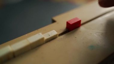 Eski bir kayıt cihazının kırmızı düğmesine yavaş çekimde basmak. Yüksek kaliteli FullHD görüntüler