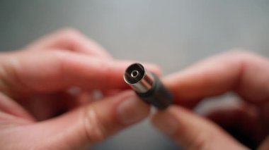 Bulanık bir arkaplanda eski bir ses sistemini birbirine bağlamak için alışılmadık bir bağlantı. Yüksek kaliteli FullHD görüntüler