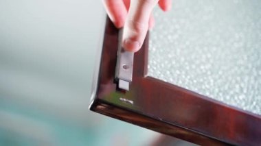 Eski ahşap bir büfenin işlevselliğini kontrol ediyorum. Yüksek kalite 4k görüntü