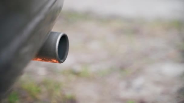 Дым Выхлопной Трубы Крупным Планом Машины Пахнет Газом Холодном Двигателе — стоковое видео