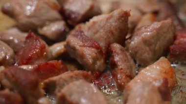 Domuz parçaları tavada yavaş çekimde kızartılır. Ayçiçeği yağında et pişirmek. Yüksek kaliteli FullHD görüntüler