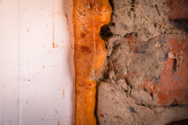 Eski poliüretan köpüğü yakın plan. Aşınma ve inşaat köpüğünün tahribatı