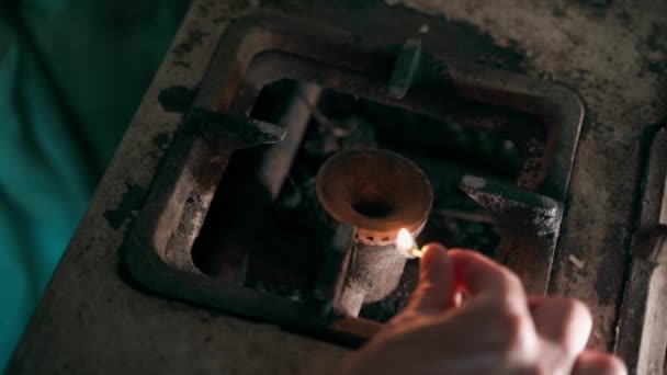 Hand Brings Burning Match Burner Old Gas Stove Ignites Gas — Αρχείο Βίντεο