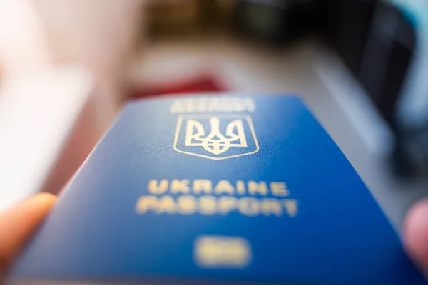 Bulanık Bir Arkaplanda Ukrayna Biyometrik Pasaportu Var Ukrayna Arması Dişli — Stok fotoğraf
