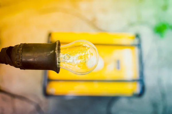 Transparente Glühlampe Nahaufnahme Auf Dem Hintergrund Eines Gelben Benzingenerators — Stockfoto