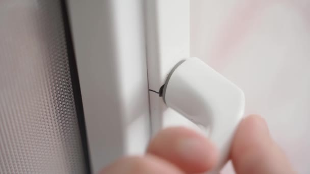 Σπασμένη Πλαστική Θήκη Κλειδώματος Πόρτας Χέρι Τραβάει Χερούλι Της Πόρτας — Αρχείο Βίντεο