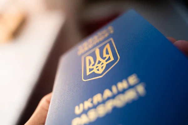 Bulanık Bir Arkaplanda Ukrayna Biyometrik Pasaportu Var Ukrayna Arması Dişli — Stok fotoğraf