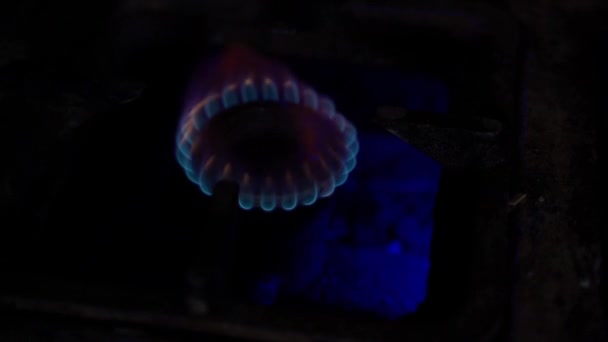 Газовой Горелке Кухонной Плиты Заканчивается Бензин Мигающими Темноте Полицейскими Фонарями — стоковое видео