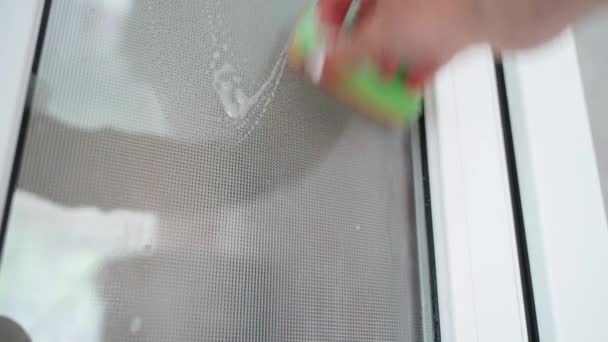 Ένα Γυάλινο Αδιαφανές Παράθυρο Που Πλένεται Σφουγγάρι Και Σαπουνόνερο Από — Αρχείο Βίντεο