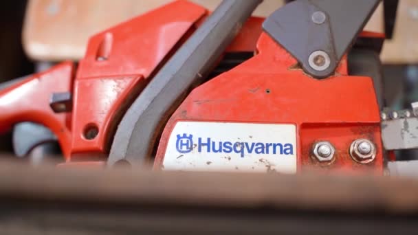 Киев Украина Августа 2022 Закрытие Старой Бензопилы Husqvarna 136 Бензопила — стоковое видео