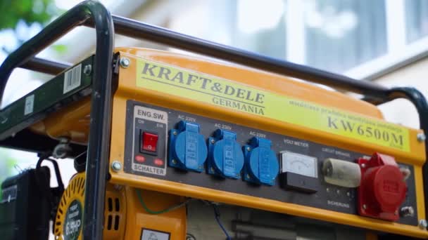 Kiev Ukraine August 2022 Portable Compact Gasoline Electricity Generator Kraft — Stockvideo