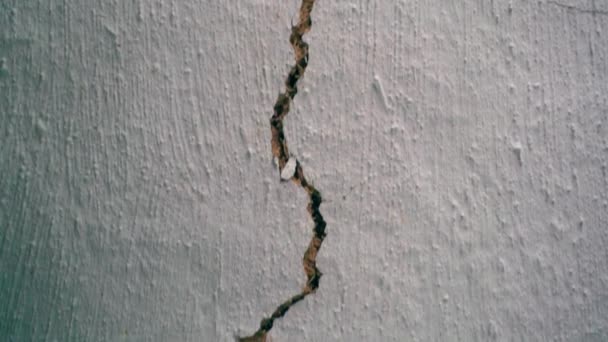 Crack White Clay Wall Old House Camera Movement Crack Ceiling — Stockvideo