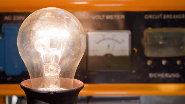 Sebuah Bola Lampu Berkedip Latar Belakang Generator Gas Yang Bekerja — Stok Video