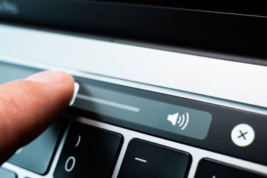 Kiev, Ukrayna - 9 Ağustos 2022: Dokunmatik çubuk elma macbook profosyonel yakın plan parmak kaydıracı