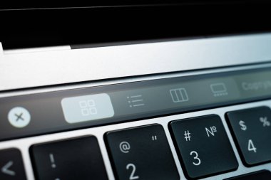 Kiev, Ukrayna - 9 Ağustos 2022: Dokunma çubuğu macbook profosyoneli üzerine çalışan penceredeki dosyaların görünümünü ve düzenlenmesini kontrol etmek için düğmeler.