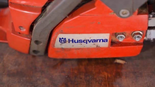 Kiev Ukraine August 2022 Old Chainsaw Husqvarna 136 Air Injection — Stockvideo