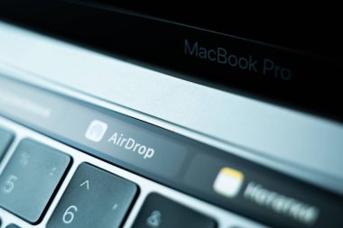 Kiev, Ukrayna - 9 Ağustos 2022: Wireless dosya aktarım yöntemi dokunmatik çubuk Apple Macbook profosyonel kapatma