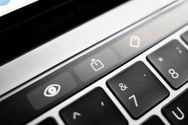 Kiev, Ukrayna - 9 Ağustos 2022: Hızlı görüntüleme düğmeleri, dokunmatik elma macbook profosyoneli üzerine dosya ve işaret gönder. Modern stil gri dizüstü bilgisayar