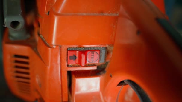 Skifte Vælger Til Stop Position Kroppen Den Orange Motorsav Fingeren – Stock-video