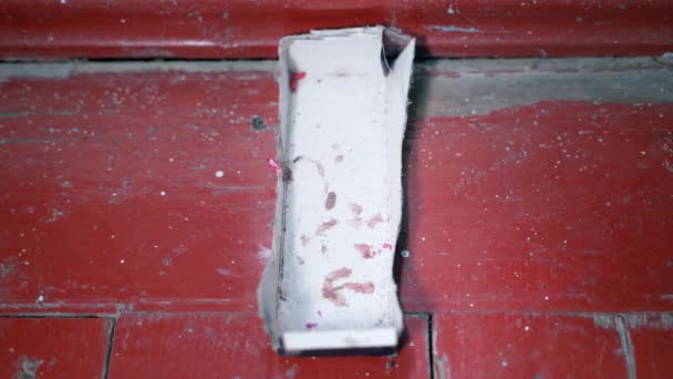 被毒化的小麦在老鼠身上染成鲜红色 然后倒入纸喂食器 老房子里的啮齿动物控制 毒杀小啮齿动物 老鼠和老鼠 高质量的4K镜头 — 图库视频影像
