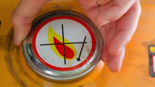 Egy Kéz Lecsavarja Egy Narancssárga Gáztartály Töltősapkáját Közelről Tűzveszélyes Robbanásveszélyes — Stock videók
