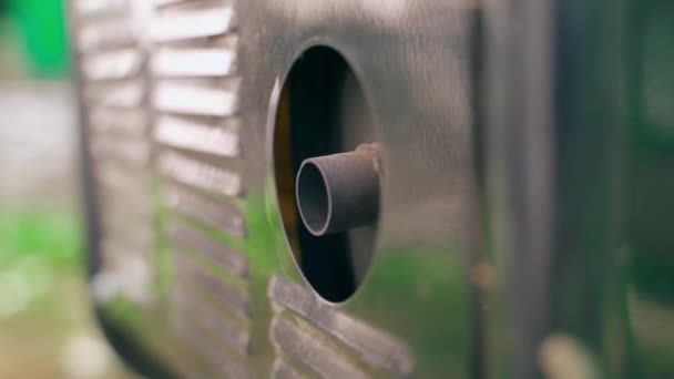 黒い保護ハウジングの下の小さな排気管 滑らかなパララックス ガソリン発電機の排気管を閉じます 高品質のフルHd映像 — ストック動画