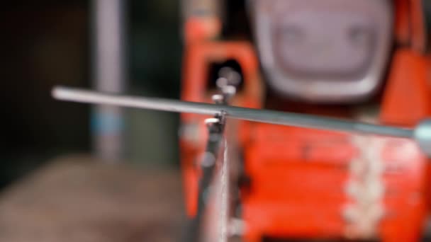 Chainsaw Processo Afiação Cadeia Close Preparação Ferramenta Para Cortar Madeira — Vídeo de Stock