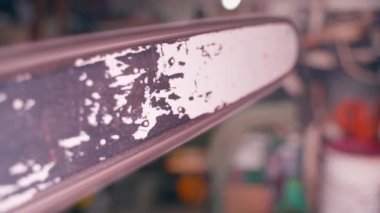 Yara testeresi çok yakından tüttürür ve ivme kazanır. Zincir, elektrikli testere çubuğunda kameraya doğru yüksek hızda döner. Tehlikeli bir aletle göz korkutucu ve tehditkar hareketler. Yüksek