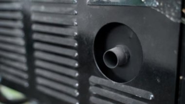 Motor yakından çalışırken gaz jeneratörünün egzoz borusu. Yanıkları önlemek için siyah koruma. Yüksek kalite 4k görüntü