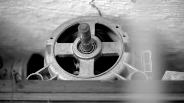 Чорно Біле Відео Старого Демонтованого Електродвигуна Пральної Машини Лежить Полиці — стокове відео