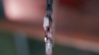 Zincirli testere dişleri. Arka planda yakın plan parşömeni. Yüksek kaliteli FullHD görüntüler