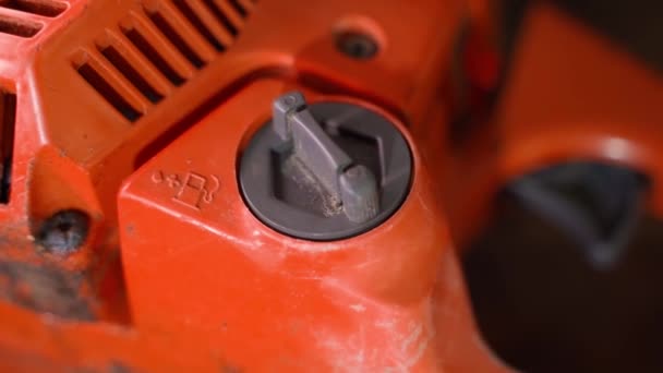 オレンジ色のチェーンソーの燃料充填キャップ 燃料油混合シンボル 滑らかなカメラの動き 高品質のフルHd映像 — ストック動画