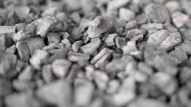 Fosil kömür yakın plan, rezervler. Depoda sert kömürün yakınında yumuşak bir hareket var. Isıtma ve elektrik üretimi için hammadde. Gezegenlerin kaynaklarının sınırsız kullanımı. Yüksek kalite