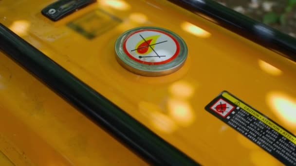 Tutup Pengisi Tangki Bensin Orange Close Stiker Peringatan Material Yang — Stok Video