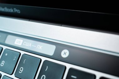 Kiev, Ukrayna - 9 Ağustos 2022: ABD yazıtları - PC in Russian letters on touch bar apple macbook pro close up. Dili değiştir
