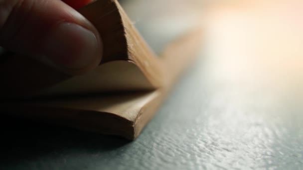 Tangan Menyortir Melalui Lembaran Buku Tua Close Book Halaman Membalik — Stok Video